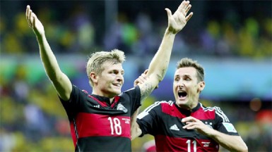 Toni Kroos (L) of Germany celebrates scoring his team’s third goal with his teammate Miroslav Klose during the 2014 FIFA World Cup Brazil Semi Final match between Brazil and Germany yesterday. (FIFA.com photo)