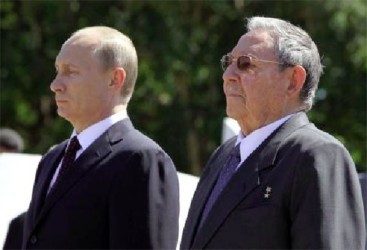 Russian President Vladimir Putin (L) stands next to Cuba”s President Raul Castro as they attend a wreath-laying ceremony at the Soviet Soldier monument in Havana yesterday. REUTERS/Alejandro Ernesto/Pool 