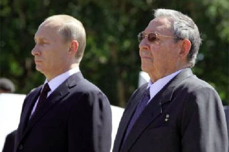 Russian President Vladimir Putin (L) stands next to Cuba”s President Raul Castro as they attend a wreath-laying ceremony at the Soviet Soldier monument in Havana yesterday. REUTERS/Alejandro Ernesto/Pool
