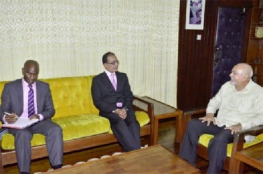 President Donald Ramotar (right) in discussions with Commonwealth Deputy Secretary General Deodat Maharaj (centre) and Commonwealth Political Affairs Advisor, Caribbean and Pacific, Tafawa Williams. (GINA photo)