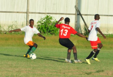 Paul Kingston (left) of Beterverwagting Secondary in the process of dribbling his Annandale Secondary marker during his side’s victory. 