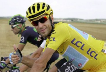 Astana team rider and leader’s yellow jersey holder Vincenzo Nibali of Italy gives thumbs up as he cycles during the 137.5 km final stage of the Tour de France cycling race, from Evry to Paris Champs Elysees, Saturday. CREDIT: REUTERS/GONZALO FUENTES 
