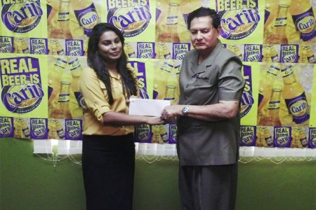 Public Relations Officer of Ansa McAL, Darshanie Yusuf hands over the sponsorship cheque to Cecil Kennard. 