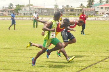 Dead Heat! The final of the boys 100m which was won by Kevin Abbensetts (far right). (Orlando Charles photo)