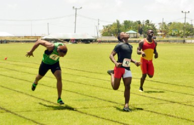 Tevin Garraway takes gold in the boys 200m. (Orlando Charles photo) 