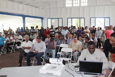 The gathering at yesterday’s auction (Ministry of Natural Resources photo)