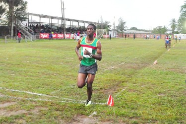 Cleveland Ford easily taking the 5000m event. (Orlando Charles photo) 