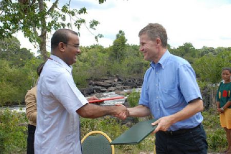 President Bharrat Jagdeo (left) and Norwegian Minister of International Development and the Environment, Erik Solheim, shake hands after the completion of the signing of the Memorandum of Understanding between Guyana and Norway in November 2009 here. (GINA photo)
