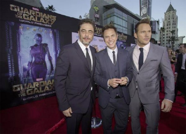 Director of the movie James Gunn (C) poses with cast members Benicio Del Toro (L) and Chris Pratt at the premiere of ‘’Guardians of the Galaxy’’ in Hollywood, California July 21, 2014. (Reuters photo) 