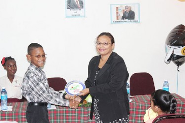 Samuel Haynes receiving his award from a GRA official (GRA photo)
