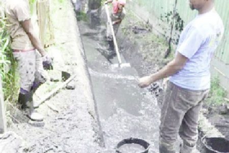 Workers desilting a community drain during the campaign (Government Information Agency photo)

