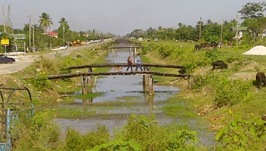 A view of the canal and the connecting bridges from the edge of the conservancy dam 