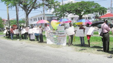 Protesters yesterday in front of the Ministry of Amerindian Affairs.
