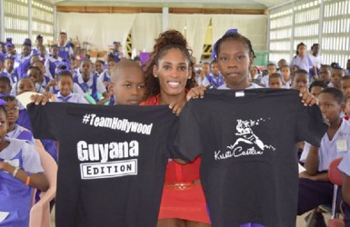 US Hurdler Kristi Castlin poses with top male and female athletes of the North Georgetown Primary School. (Photo courtesy of Robert Adelson) 