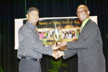 Chattergoon Jadoopat (left)  receives the award for the Diamond-Grove Youth Group (GINA photo)