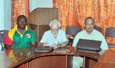 Patron of the GRFU, Kit Nascimento (centre) makes a point as Theo Henry (left) and president of the union, Peter Green look on. (Orlando Charles photo) 