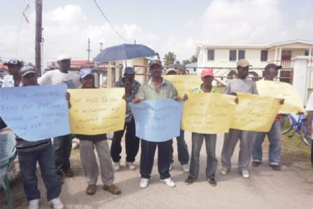 The protesting Anna Regina Town Council workers
