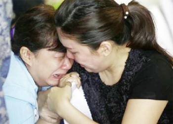 Family members of passengers onboard missing AirAsia flight QZ8501 cry at a waiting area in Juanda International Airport, Surabaya December 29, 2014. (Reuters/Bea Wiharta)