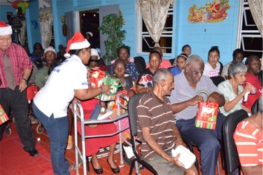 NCN Staff distributing hampers on Friday to residents of the Palms (GINA photo)