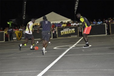 Darrel Alexis (far right) of DeKenderen about to challenge the opposing Vergenoegen All-Stars player (yellow) for possession of the ball during his side’s comfortable win  