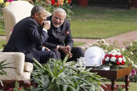 U.S. President Barack Obama and India’s Prime Minister Narendra Modi (R) talk as they have coffee and tea together in the gardens of Hyderabad House in New Delhi January 25, 2015. REUTERS/Jim Bourg