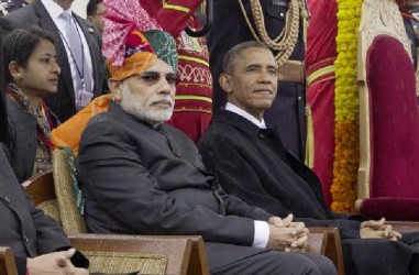 India’s Prime Minister Narendra Modi (L) and US President Barack Obama watch India’s Republic Day parade in the rain together from their review stand in New Delhi January 26, 2015. (Reuters/Stephen Crowley/Pool)