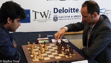 India’s Debarashi Das (left) contemplates his next move as Bulgarian grandmaster Veselin Topalov prepares to move a pawn. The game ended in a draw. 