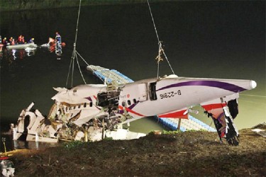 The wreckage of a TransAsia Airways turboprop ATR 72-600 aircraft is recovered from a river, in New Taipei City, February 4, 2015. REUTERS/Pichi Chuang 