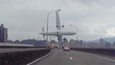 A still image taken from an amateur video shot by a motorist shows a TransAsia Airways plane cartwheeling over a motorway soon after the turboprop ATR 72-600 aircraft took off in New Taipei City February 4, 2015. REUTERS/AMVID via Reuters TV 