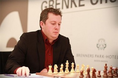 Arkadij Naiditsch (in photo), Germany’s number one chess player who is FIDE-rated at 2706 and ranked 46th in the world, defeated world champion Magnus Carlsen at the Grenke Chess Classic at Baden-Baden, Germany. This is the second victory against the world champion in a row! The German player had stopped Carlsen at the Tromso Olmpiad in September. During this Grenke game, Carlsen, strangely, sacrificed a piece without obtaining any compensation. Although thereafter Carlsen out-paced his opponent, Naiditsch eventually was able to promote a pawn.
