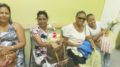 The happy faces of four cancer patients who received roses and gift hampers yesterday from Giftland OfficeMax. 