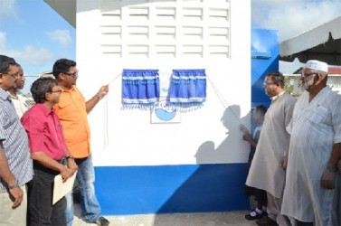 Minister of Housing and Water, Irfaan Ali (third from left) unveiling the plaque to commission the well at Manchester, Region Six. (GINA photo) 