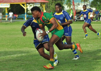  Guyana’s Claudius Butts on his way to record a try yesterday against Barbados. (Orlando Charles photo) 