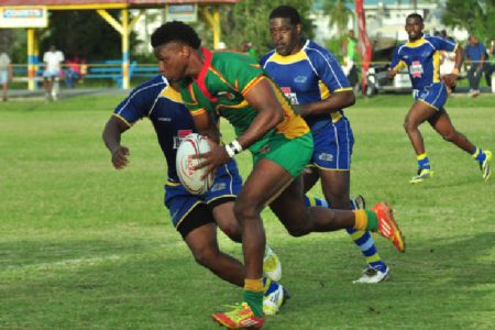  Guyana’s Claudius Butts on his way to record a try yesterday against Barbados. (Orlando Charles photo)