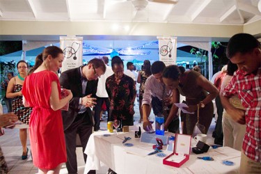 Patrons bidding at the auction (Canadian High Commission photo) 