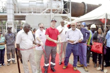 President Donald Ramotar (right) cutting the ribbon to commission the new mine along with RUSAL’s Chief Executive Officer Vladislav Soloviov. 