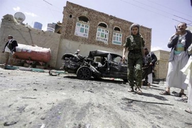 Houthi militants stand at the scene of a suicide bombing outside a mosque in Sanaa March 20, 2015. REUTERS/Khaled Abdullah