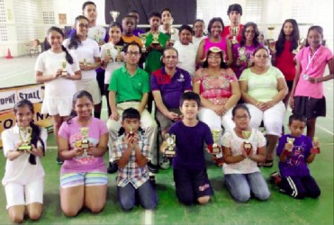  The prize winners display their trophies in the presence of the sponsors and parents. 