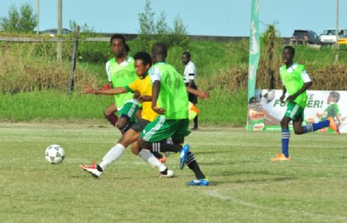 Flashback- Kareem Knights (left) and Keith Caines (48) of Chase Academy in pursuit of Queenstown Secondary’s Rudy Richmond (centre) during their side’s quarterfinal victory  