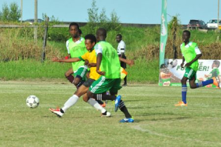 Flashback- Kareem Knights (left) and Keith Caines (48) of Chase Academy in pursuit of Queenstown Secondary’s Rudy Richmond (centre) during their side’s quarterfinal victory

