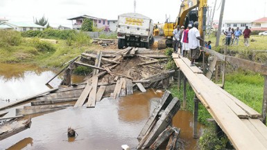  The truck that destroyed the Eastville Housing Scheme bridge was removed yesterday, while work was ongoing to build a pedestrian walkway for residents. 