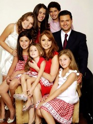 Mexican President Enrique Peña Nieto with his wife Angelica Rivero, a former actress, and their 6 children; three each from their previous marriages.