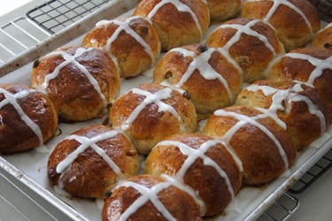 Cross Buns (Photo by Cynthia Nelson)