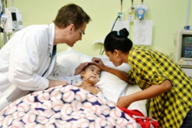 A patient recovering and being comforted by his mother and a doctor (GINA photo)
