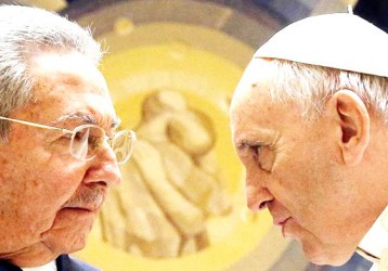 Pope Francis (R) meets Cuban President Raul Castro during a private audience at the Vatican May 10, 2015. (Reuters/Gregorio Borgia/pool)