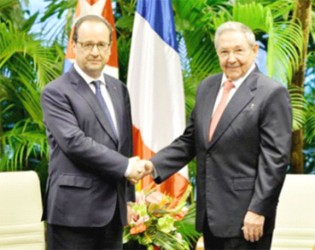 Cuba’s President Raul Castro (R) receives his French counterpart Francois Hollande at the Revolution Palace in Havana May 11, 2015. Reuters/ADALBERTO ROQUE/POOL