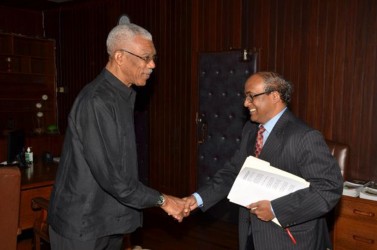 President David Granger exchanging a handshake with Indian High Commissioner Venkatachalam Mahalingam during a meeting at the Presidential Complex yesterday. (Government Information Agency photo) 