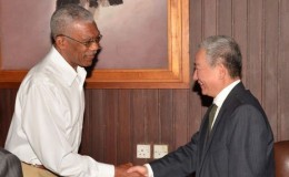 President David Granger (left) meeting Chinese Ambassador Zhang Limin at the Ministry of the Presidency (GINA photo)
 
