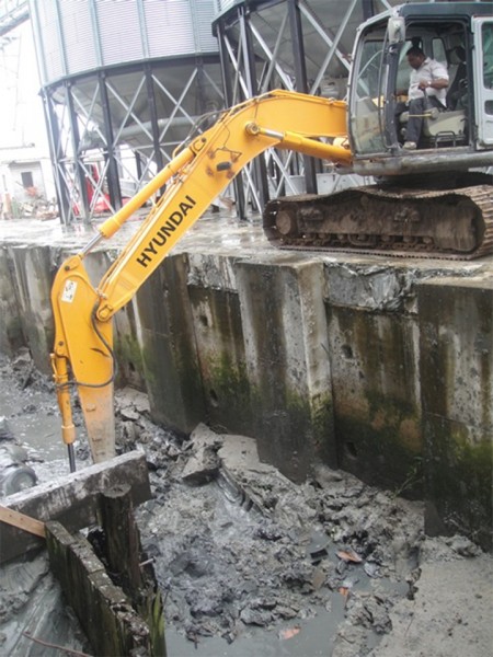 The outlet for the sluice inside Muneshwer’s Limited on Water Street being cleaned yesterday. 