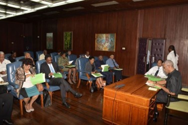 The informal Cabinet meeting which President David Granger chaired. Prime Minister Moses Nagamootoo is to his right (GINA photo)
